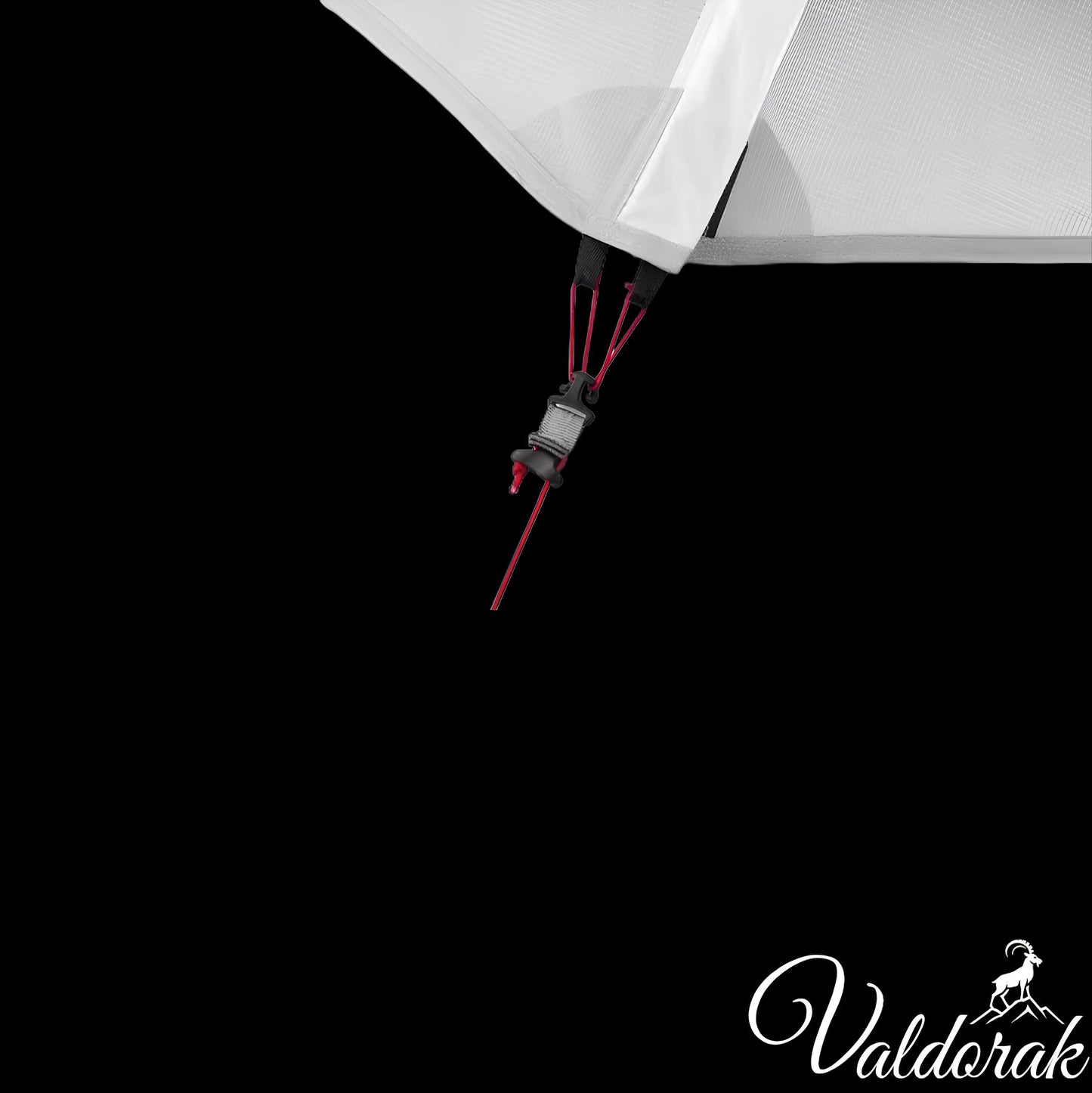 Détail d'une fixation et d'une corde rouge sur une tente aventure Valdorak en tissu blanc