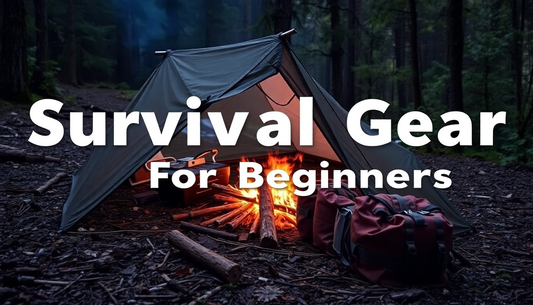 Tente et feu de camp en forêt avec sac à dos pour 10 Survival Gear Beginners essentiels en plein air