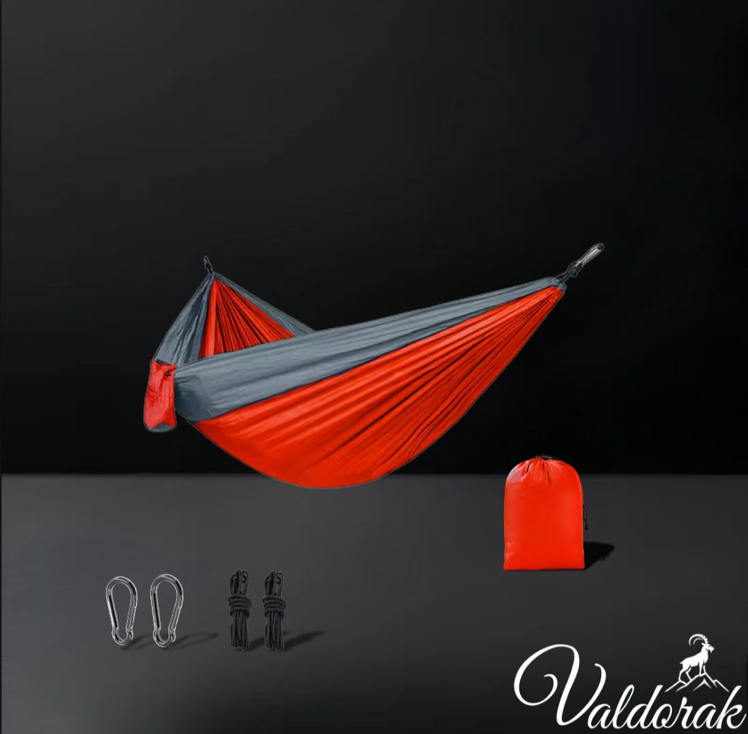 Hamac de camping Valdorak rouge et gris avec mousquetons et sangles pour installation facile