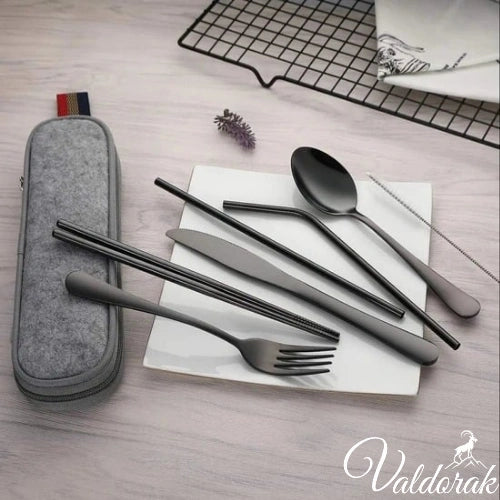 Set de couverts en acier inoxydable noir comprenant fourchette, couteau, cuillère, pailles et étui de transport