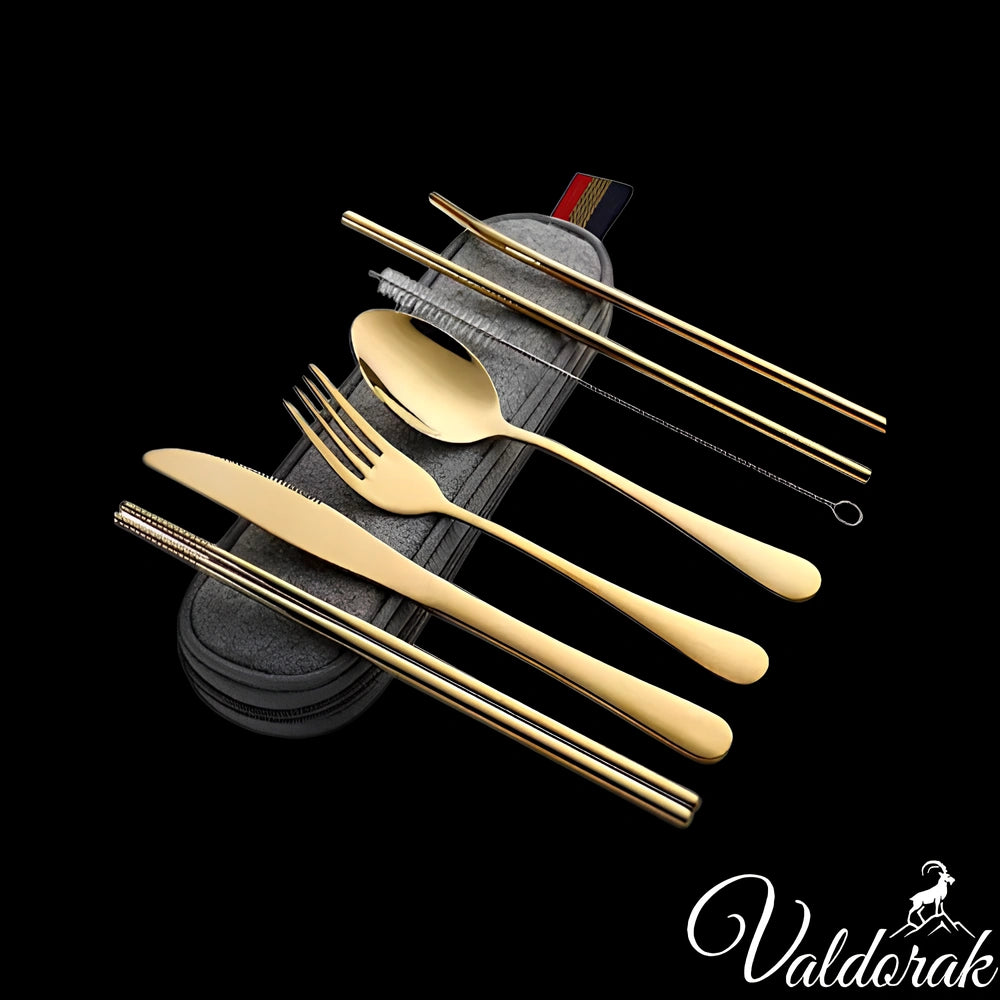 Set de couverts en acier inoxydable dorés comprenant couteau, fourchette, cuillère, baguettes et paille avec étui Valdorak