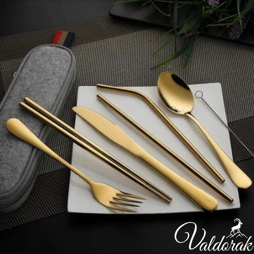 Set de couverts en acier inoxydable doré comprenant couteau, fourchette, cuillère, pailles et étui de transport