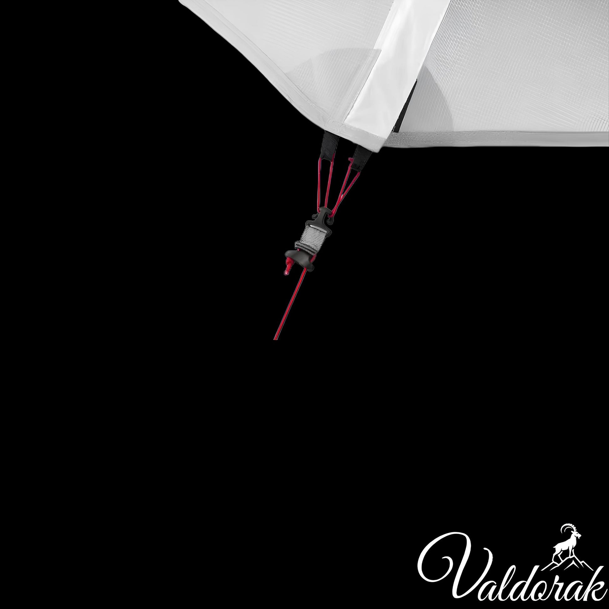 Détail d'une fixation et d'une corde rouge sur une tente aventure Valdorak en tissu blanc
